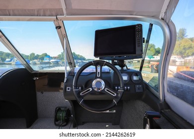 Motor boat steering wheel and dashboard with navigation devices