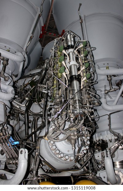 Motor. A large number of tubes, metal\
surface. Spaceship.\
