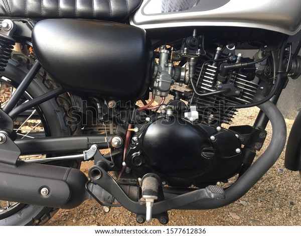 Motorbike engine  And a shiny black motorbike body\
with a shiny shiny silver\
body