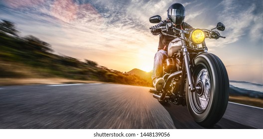 мотоцикл по дороге езды. весело кататься на пустом шоссе в поездке на мотоцикле. Кописпейс для вашего индивидуального текста.