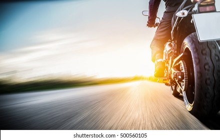 мотоцикл на дороге езда. весело вождения пустую дорогу на мотоцикле тур путешествия. копирайпространство для вашего индивидуального текста.