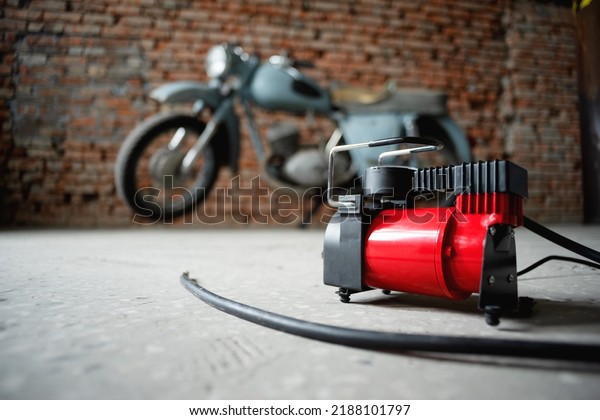 A motorbike\
wheel and tyre inflator close\
up.