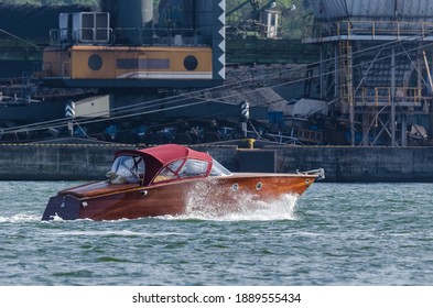 MOTORBOAT - Elegant Classic Wooden Boat In The Fairway

