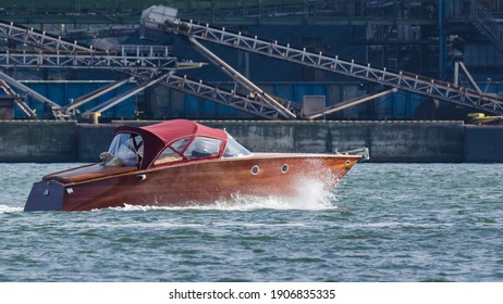 MOTORBOAT - Elegant Classic Wooden Boat In The Fairway