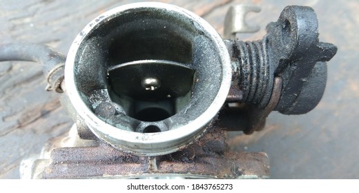 Motorcycle carburetor 4-stroke motorcycles Damaged motorcycle carburetors from prolonged use Repair damaged carburetors Clean the motorcycle carburetor
