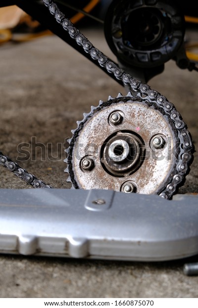 Motorcycle chain drive The roller drive chain on\
the working sprocket
