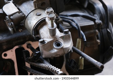 Motorcycle engine injection system in the maintenance check
