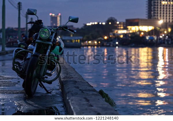 Motorcycle travel parking\
