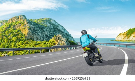 motocicleta que viaja en la carretera a lo largo de la costa mediterránea en un día de verano Viaje de vacaciones de verano en Europa Viaje por carretera Paisaje. Paisaje de la Naturaleza con el paseo en moto en la carretera de verano en la playa