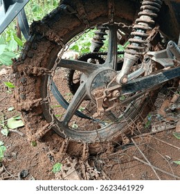 Motorcycle wheels wrapped in chains are suitable for all terrains