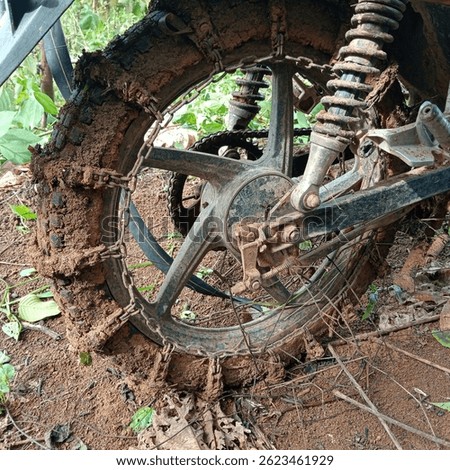 Motorcycle wheels wrapped in chains are suitable for all terrains