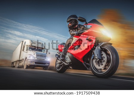 Motorcyclist escapes of the chase of a road truck.