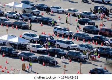 Motorists Wait In Lines To Get The Coronavirus (COVID-19) Vaccine In A Parking Lot At Dodger Stadium, Friday, Jan. 15, 2021, In Los Angeles. 