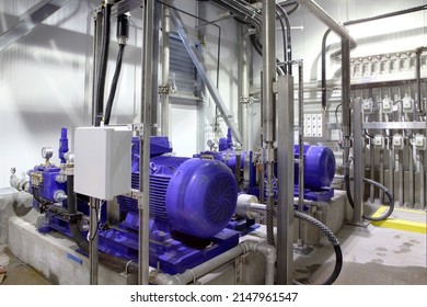 Moteurs et pompes à pression hydraulique et jauges dans une usine de transformation des aliments.