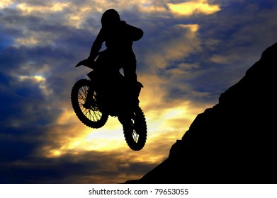 Mototsyklist To Jump Off A Cliff