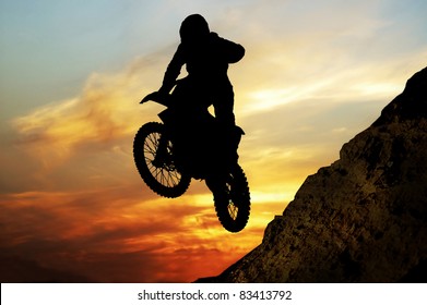 Mototsyklist To Jump Off A Cliff