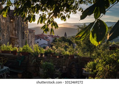 Motovun In Istria - Croatia. A Wonderful Little Town In The Mediterranian Heart Of Istria And Famous For Its Wine And Its Truffles 