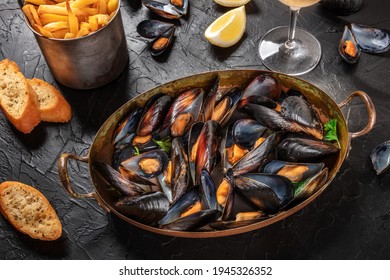 Moules frites, mussels with fries, with lemon and toasts