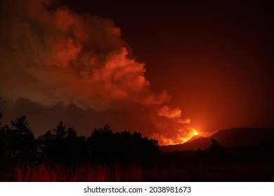 Der Ätna bricht in Sizilien aus. Vulkan löste Lava in die Luft aus und Lavastrom.
