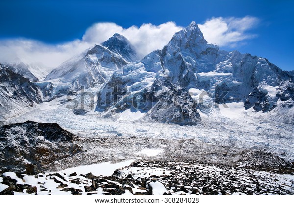 Photo De Stock De Vue Sur Leverest Et Les Nuptse Modifier