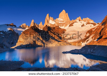 Foto Bild Der Mount Fitz Roy in der goldenen Stunde über dem blauen Himmel