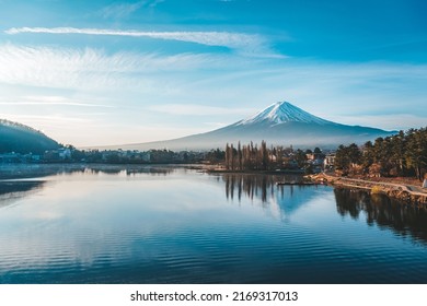 Mount Fuji by Lake Kawaguchi in winter 庫存照片