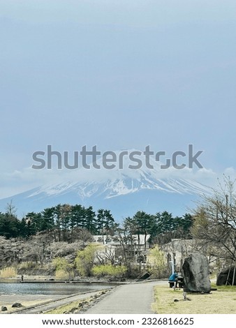 Mount Fuji (富士山, Fujisan) is with 3776 meters Japan's highest mountain. 商業照片 © 