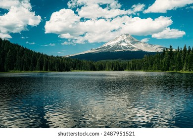 Mount Hood se refleja en el lago Trillium, Bosque Nacional de Hood, Oregón	
