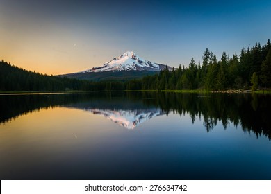 Стоковая фотография: Mount Hood reflecting in Trillium Lake at sunset, in Mount Hood National Forest, Oregon.