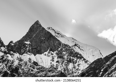 Mount Machapuchare peak from Nepali meaning Fishtail Mountain, Annapurna Conservation Area, Himalaya, Nepal.