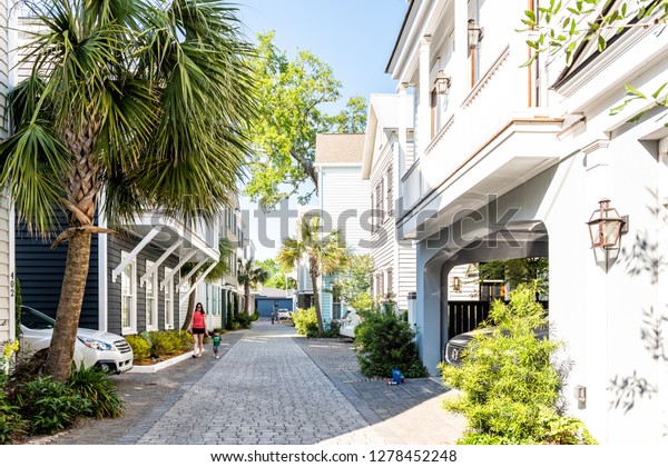 Mount Pleasant, USA - May\
11, 2018: Traditional American residential house apartment\
community neighborhood modern luxury buildings in Charleston, South\
Carolina area