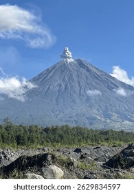 Mount semeru is a mountain of Merapi which is located in East Java, precisely in Lumajang Pronojiwo with a height of 3676 MDPL..with a very dashing and beautiful viu