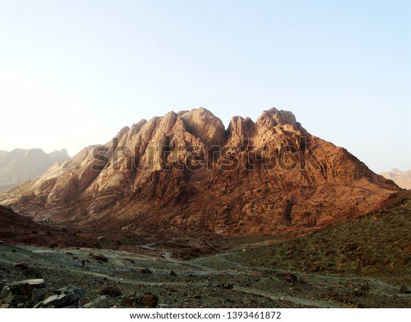 シナイ山 シナイ山 ホレブ山 ガバルムサ は エジプトのシナイ半島にある山で 聖書のシナイ山の可能な場所で アブラハム教の聖地と考えられています の写真素材 今すぐ編集