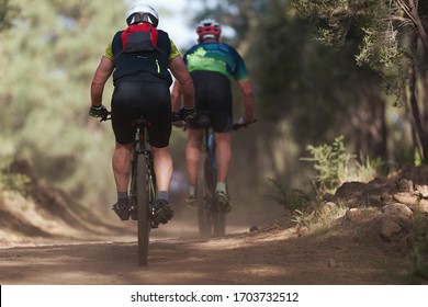Mountainbike-Pärchen auf dem Rad in der Sommergebirgslandschaft
