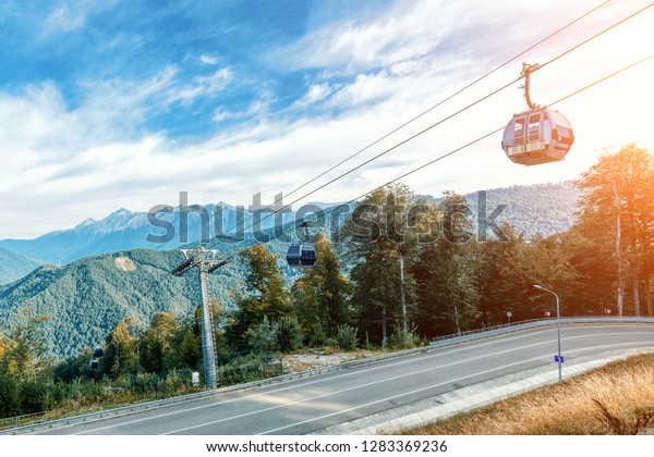 Mountain cableway. Modern and convenient means\
of transport in the\
mountains.