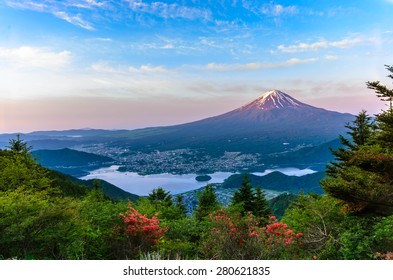 Berg Fuji und Seestadt am Morgen