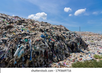 Mountain garbage, large garbage pile, degraded garbage. Pile of stink and toxic residue. These garbage come from urban areas, industrial areas. Consumer society Cause massive waste. 