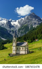 Berglandschaft entlang der Straße zum Stelvio Pass, Provinz Bozen, Trentino-Südtirol, Italien, im Sommer. Kirche