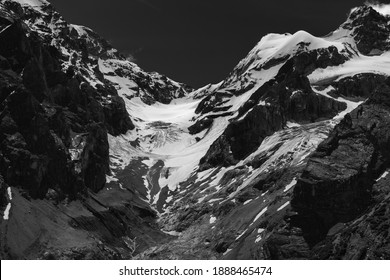 Berglandschaft entlang der Straße zum Stelvio Pass, Provinz Bozen, Trentino-Südtirol, Italien, im Sommer. Gletscher. Schwarz-Weiß