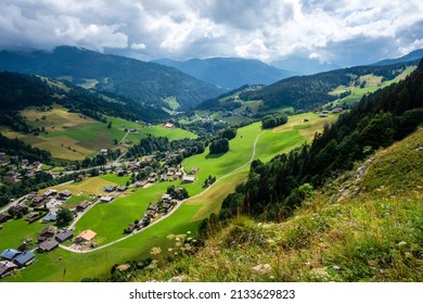 Paisaje montañoso y pueblo