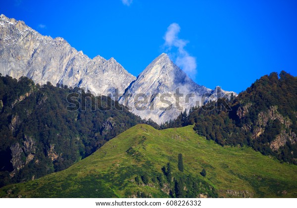 インド ヒマチャルプラデシュ州マナリ近くの山岳地帯写真素材 Shutterstock インド ヒマチャルプラデシュ州マナリ近くの山岳地帯写真素材 Shutterstock