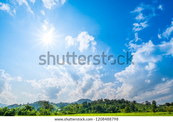 自然の美しい壁紙 青い空と日の背景に山水パノラマ 夏の季節の画像 の写真素材 今すぐ編集