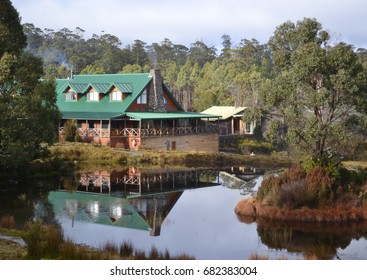 Mountain Lodge Next To Lake Near Cradle Mountain