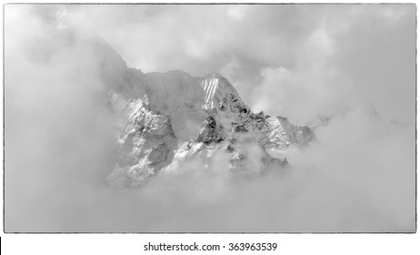 Montagne Noir Et Blanc Images Photos Et Images Vectorielles De Stock Shutterstock