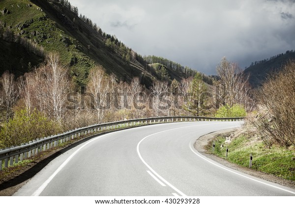 mountain road\
curve
