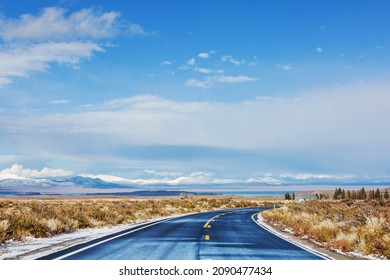 Bergstrasse in Winterlandschaft. Sierra Nevada, Kalifornien, USA