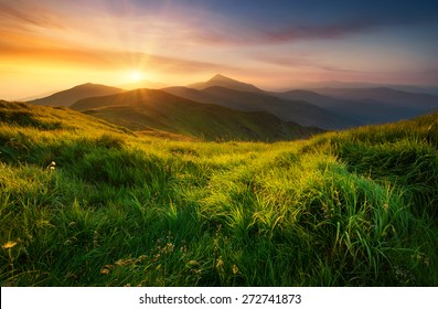 Bergtal bei Sonnenaufgang. Natur-Sommerlandschaft