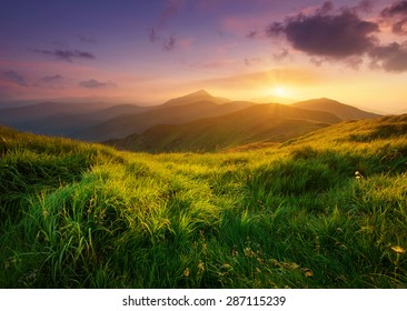 Bergtal bei Sonnenaufgang. Natur-Sommerlandschaft