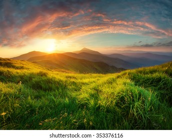 Bergtal bei Sonnenaufgang. Natur-Sommerlandschaft
