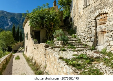 Das Bergdorf Brantes im Departement Vaucluse, Frankreich, Region Provence-Alpes-Côte d’Azur